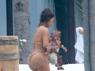 Kim Kardashian w roli matki na plaży
